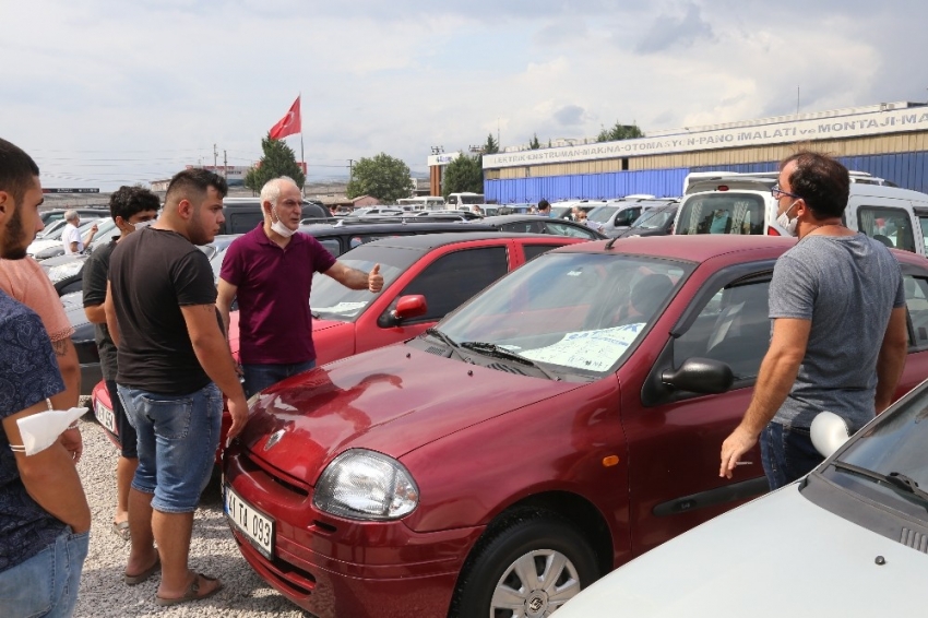 İkinci el araç almaya gelen vatandaşlar fiyatları görünce tepki gösterdi