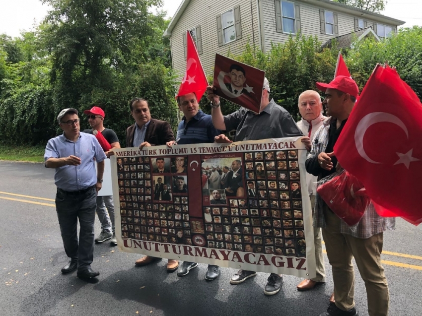 Terörist başı Gülen malikanesinin önünde protesto edildi