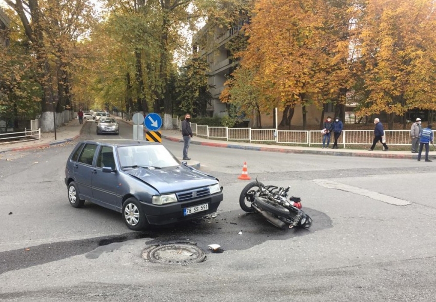 Otomobille motosiklet çarpıştı: 1 yaralı