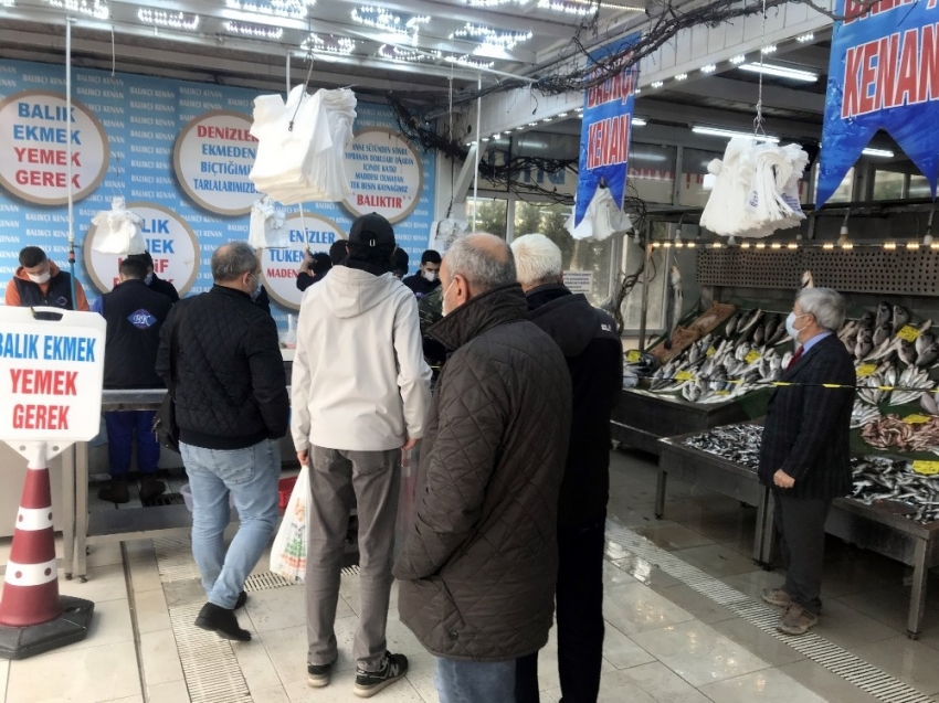 Kısıtlama günü, balık tezgahlarına vatandaşlardan yoğun ilgi