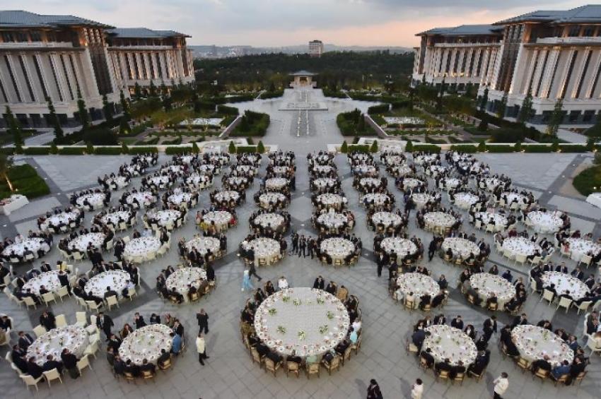 Saray’da personel ile iftar