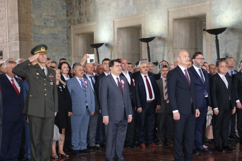 İçişleri Bakanı Soylu, muhtarlarla birlikte Anıtkabir’i ziyaret etti