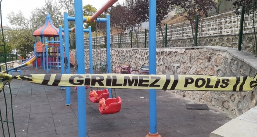 Eşini parkta oynayan çocuğunun gözü önünde...