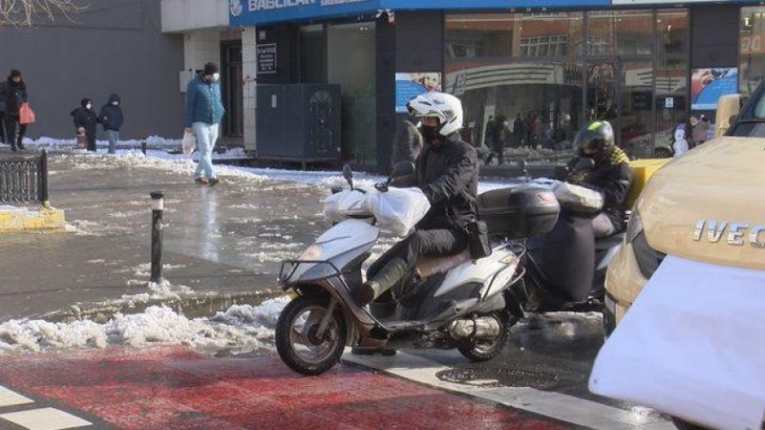 Yoğun kar nedeniyle can güvenliği sorunu yaşayan Motokuryeler: Çalışmama hakkımız var, çalışmayı reddediyoruz