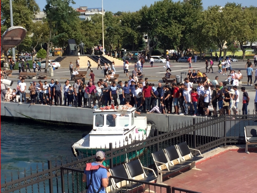 Kadıköy’de denize düşen iki kadın kurtarıldı