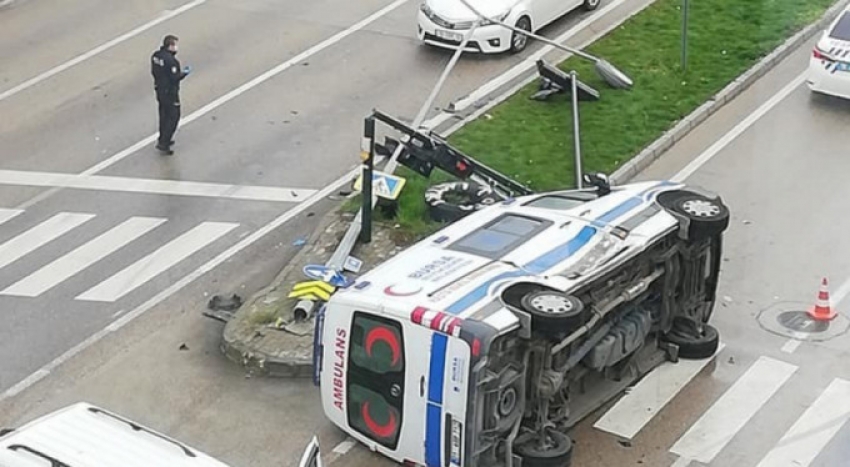 Bursa'da hasta taşıyan ambulans...