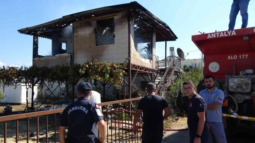 Eşi ve çocuğu kendisini terk etti diye komşusunu bıçaklayıp, kendi evini yaktı