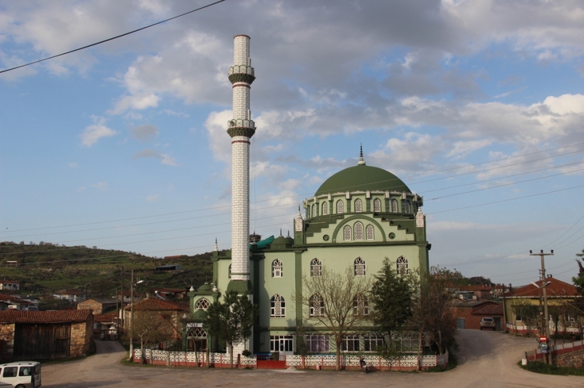 Fırtına minarenin külahını uçurdu