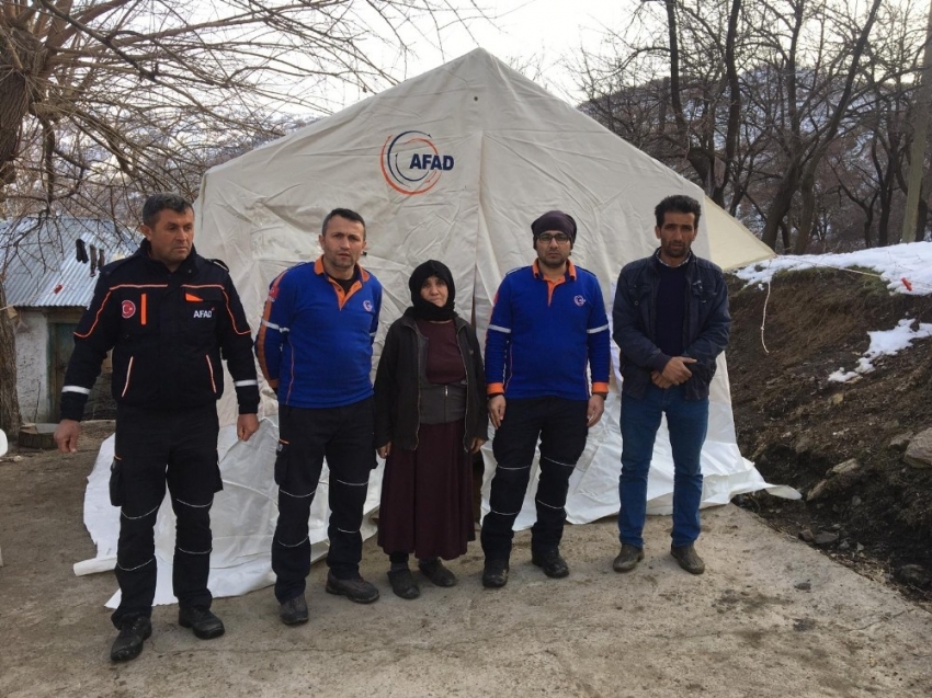 AFAD hasarlı köy evlerine zorlu koşullarda ulaşmaya devam ediyor