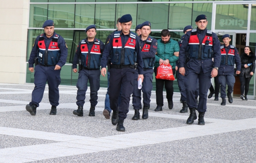 250 kilometre takip ettikleri iş adamının 98 bin eurosunu çaldılar