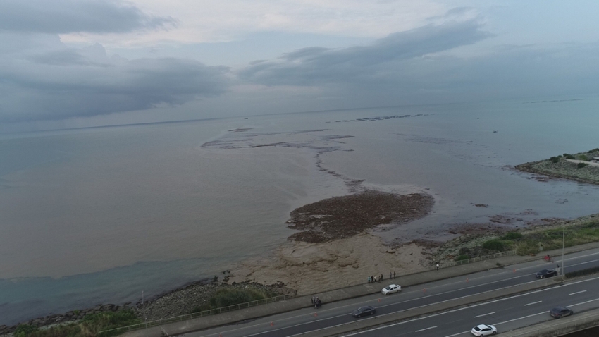 Trabzon’da şiddetli yağışlar sonrası deniz çamura bulandı