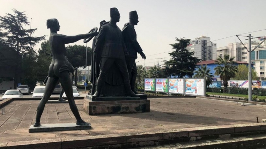 Samsun Büyükşehir Belediyesi  Atatürk heykelini reklam panosuyla kapattı