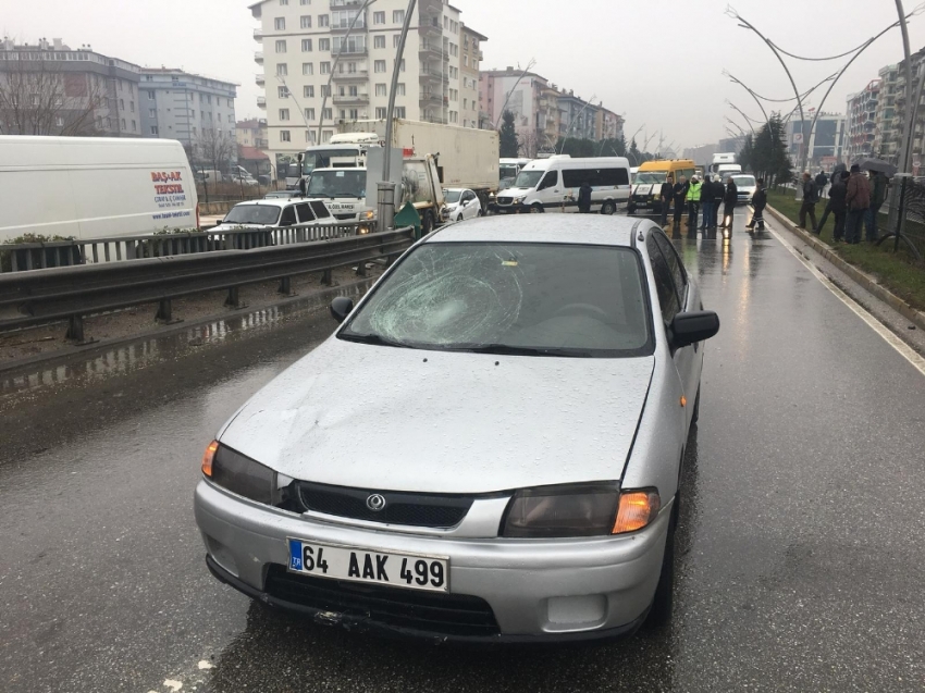 Hastanedeki kızını ziyaretten dönerken otomobil çarptı