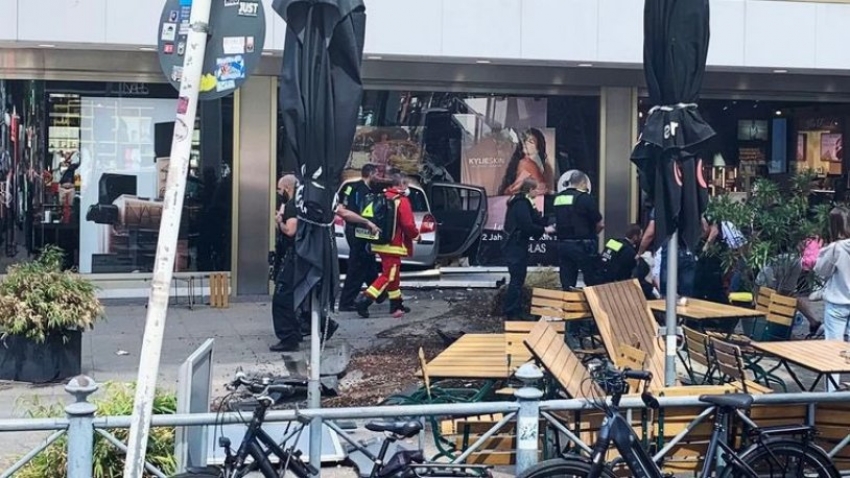 Berlin'de korkunç olay! Araç kalabalığa daldı: 1 ölü, 30 yaralı