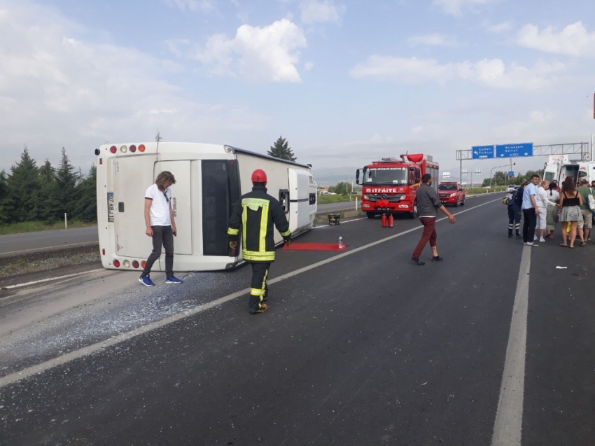 Turistleri taşıyan otobüs devrildi: 17 yaralı