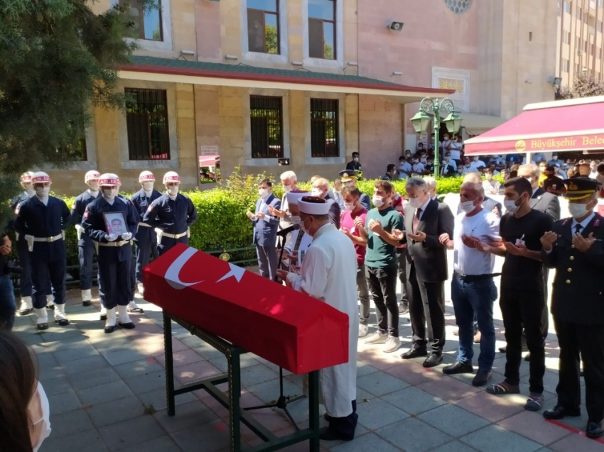 Şehit babasını arkadaşı ile birlikle selamlayarak uğurladı