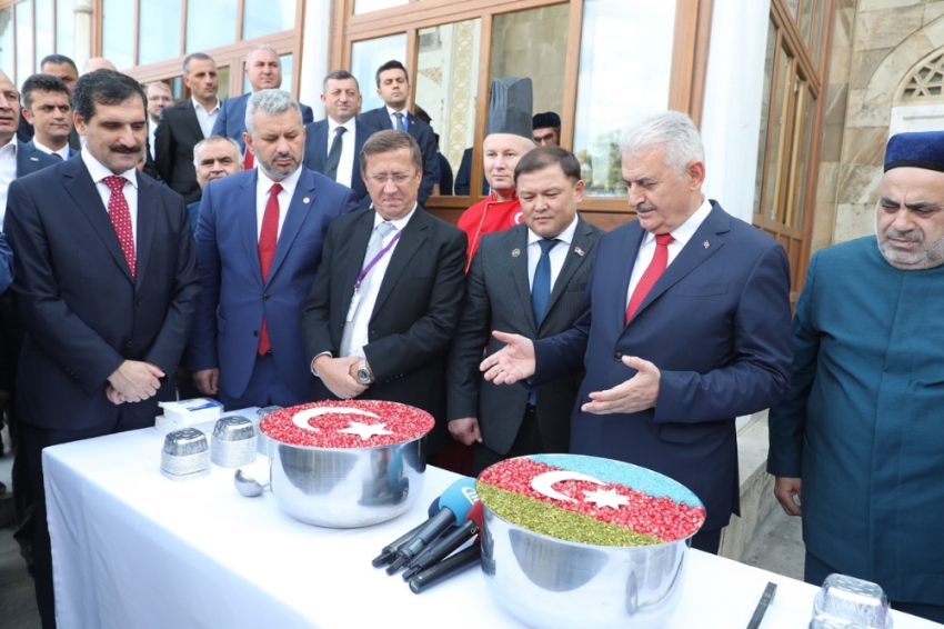 Binali Yıldırım Azerbaycan’da aşure dağıttı