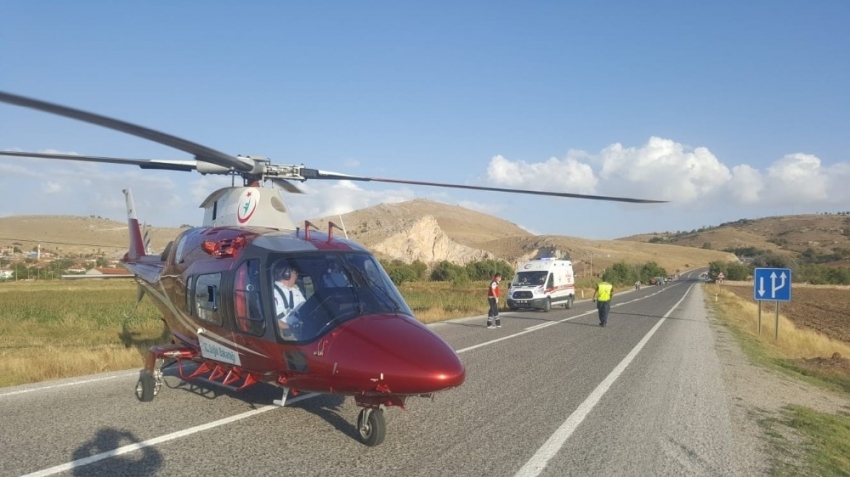 Yaralıları kurtarmak için zamanla yarışan helikopter karayoluna indi