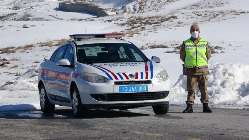 11 şehit verdiğimiz köye girişlere kapatıldı