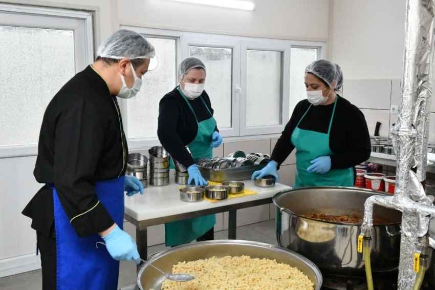 Mustafakemalpaşa’da her gün onlarca aileye sıcak aş