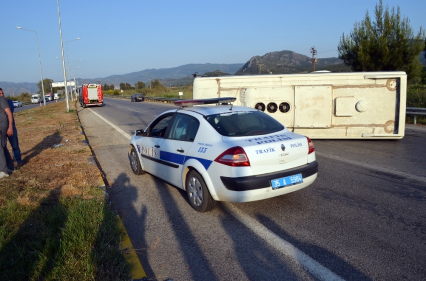 Servis minibüsü ile otomobil çarpıştı: 25 yaralı