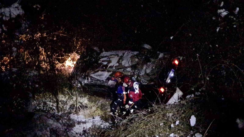 Yoldan çıkan otomobil 30 metrelik uçuruma yuvarlandı: 2 ölü