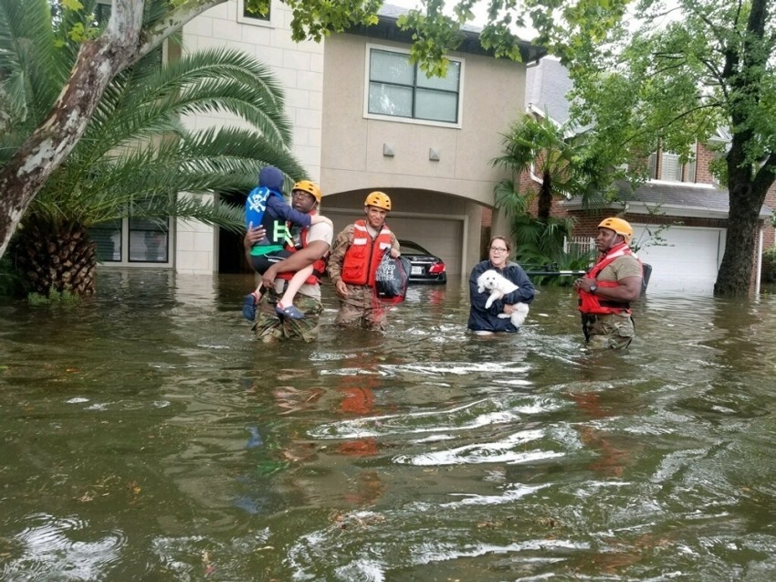 Houston’da sokağa çıkma yasağı ilan edildi