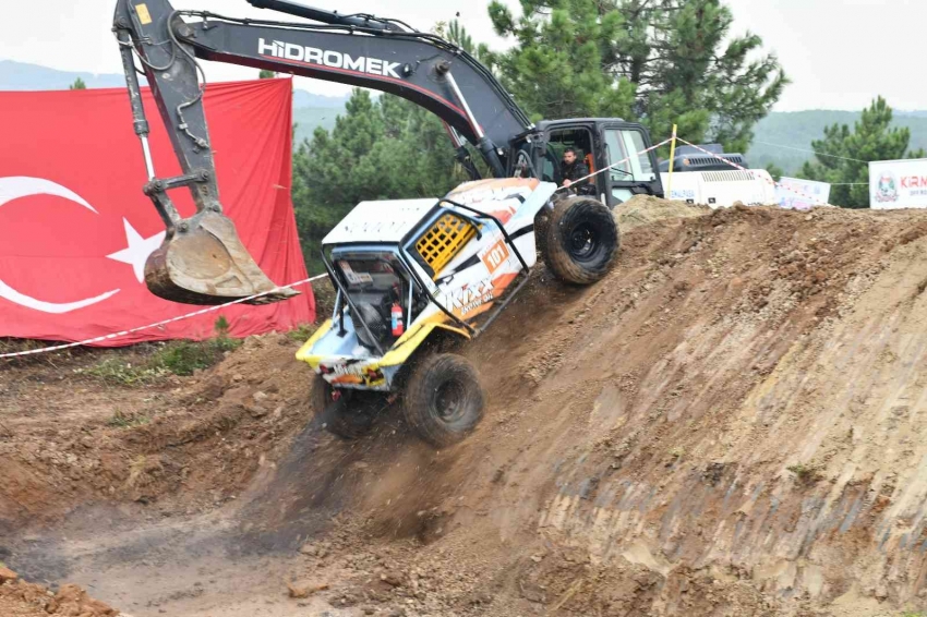 Bursa’da offroad yarışları nefesleri kesti