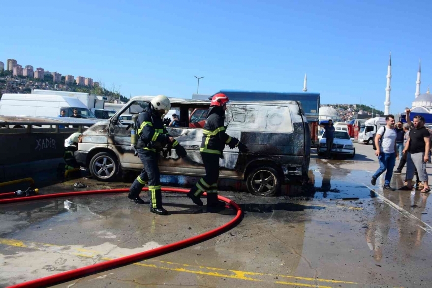 Park halindeki panelvan alevlere teslim oldu