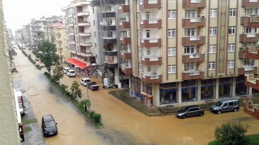 Ev ve iş yerlerini su bastı, yollar ulaşıma kapandı