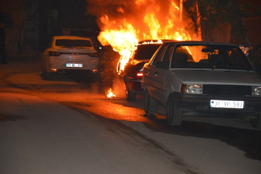 Park halindeki araç alev alev yandı