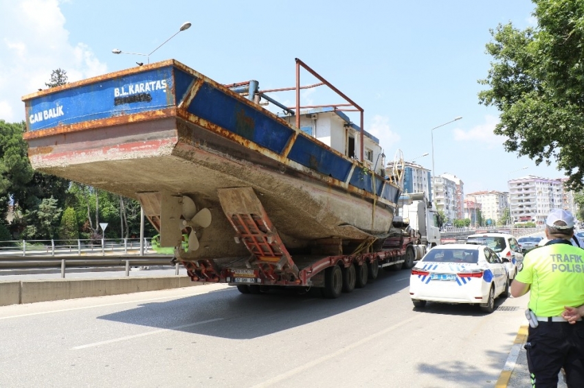 Tırda taşınan balıkçı teknesi alt geçide takıldı, trafik altüst oldu