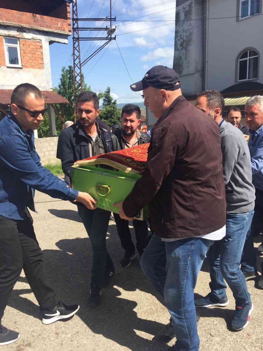 Oğlunu öldürmeye çalışıp, cezaevinde intihar eden baba toprağa verildi