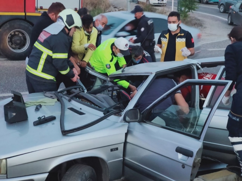 Su tankerinin çarptığı otomobilde sıkıştılar