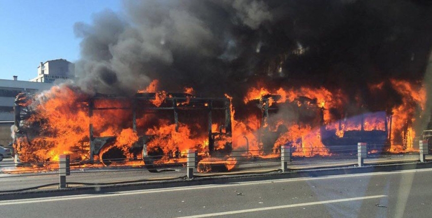 Metrobüs alev alev yandı