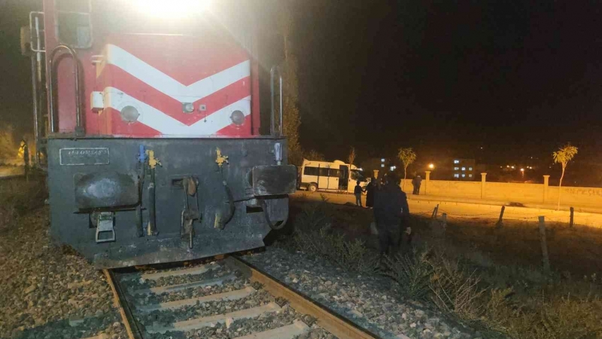 Tren hemzemin geçitte minibüse çarptı