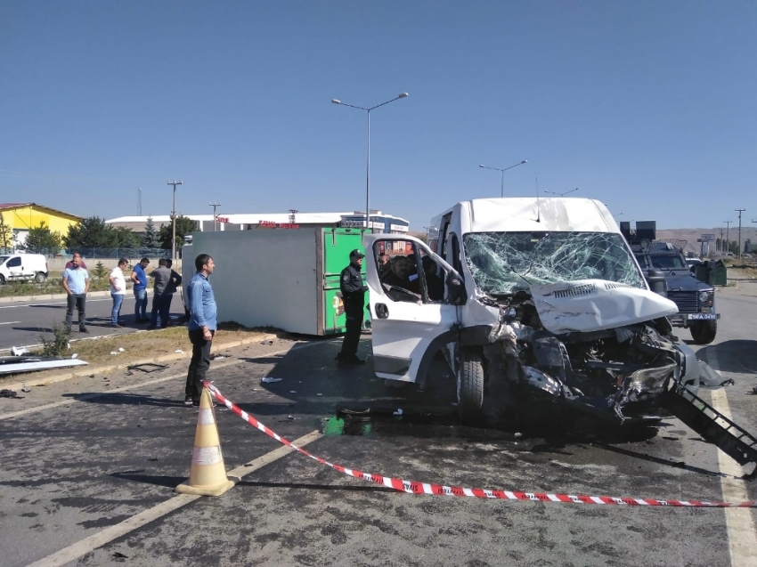 Özel harekat polislerini taşıyan servis kamyonla çarpıştı: 5 yaralı