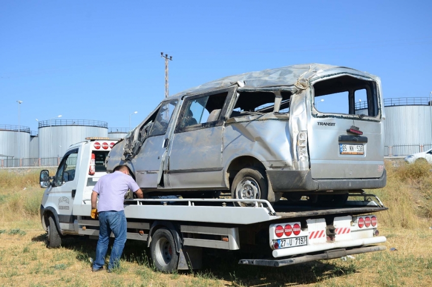 Minibüs şarampole devrildi: 16 yaralı