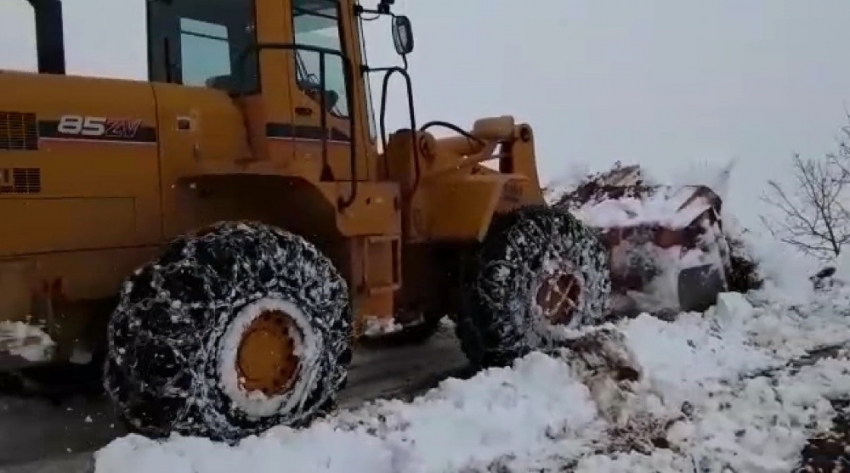 Bingöl’de heyelan yol kapattı, ekipler açtı