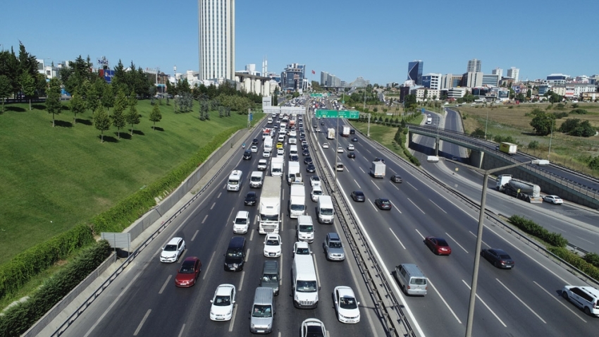 TEM Otoyolu’nda oluşan bayram yoğunluğu havadan görüntülendi