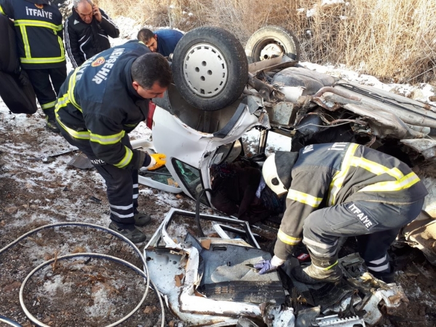 Otomobiller kafa kafaya çarpıştı: 2 ölü, 2 yaralı