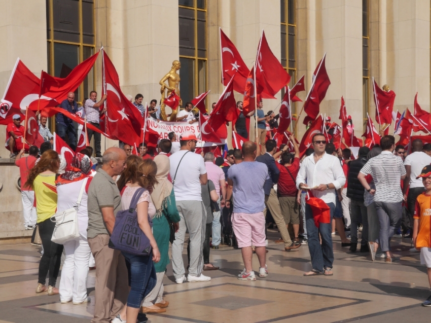 Paris’te Türklerden FETÖ karşıtı gösteri