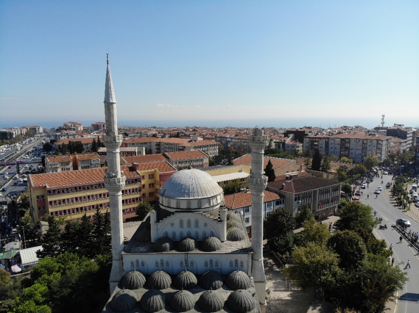 Avcılar’da kısmen yıkılan minarenin enkazı kaldırıldı