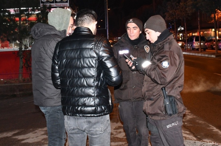 Aksaray’da gecenin güven timleri bekçilerle sokaklar daha güvenli