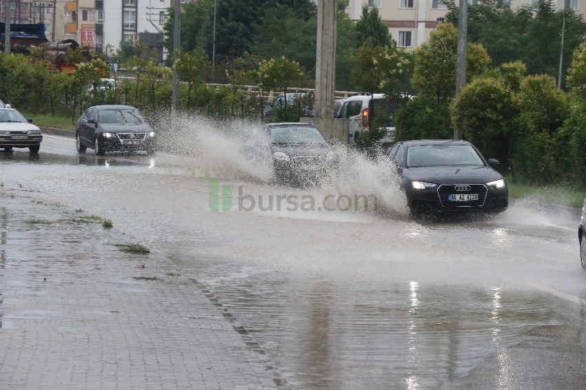 Kısa süreli yağış yolları göle çevirdi