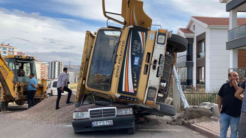 Mıcır yüklü kamyon Mercedes’i hurdaya çevirdi