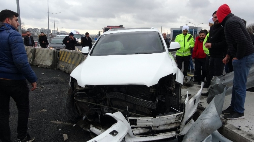 Sancaktepe’de lüks cip beton bariyerlere girdi: 1 yaralı