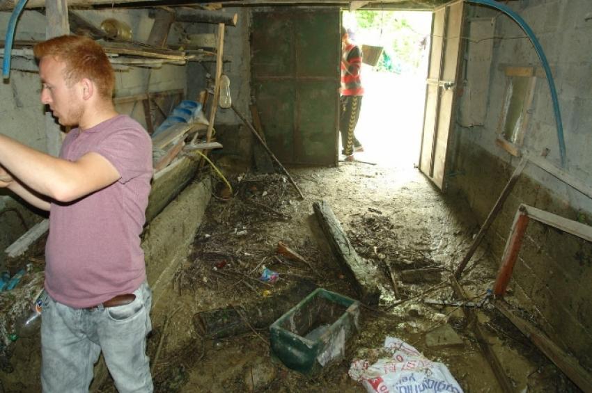 100 yıllık taş değirmen sel sularına teslim oldu