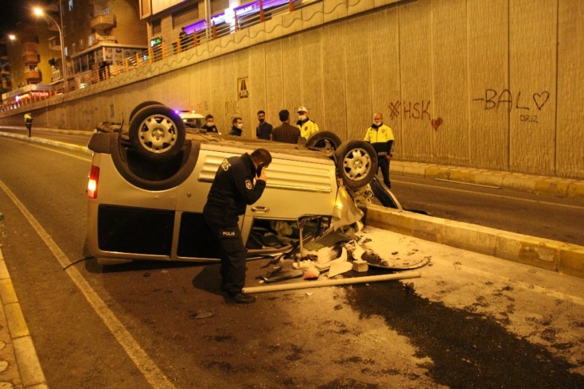 Virajı alamadı köprüden uçtu: 2 yaralı