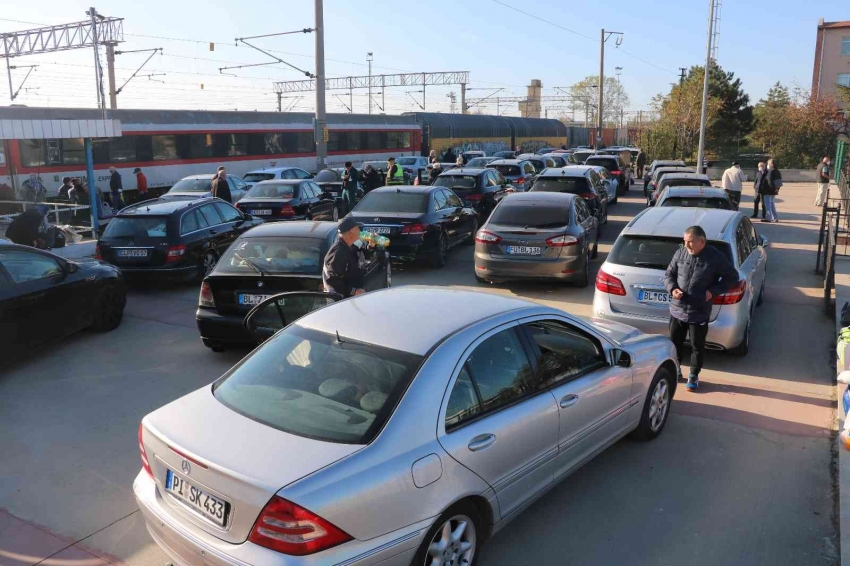 Sezonun son gurbetçileri dönüş yolunda arabalı treni tercih etti